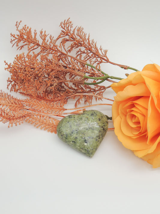 Serpentine Heart Carving #2 - Healerite - themoonclub.shop