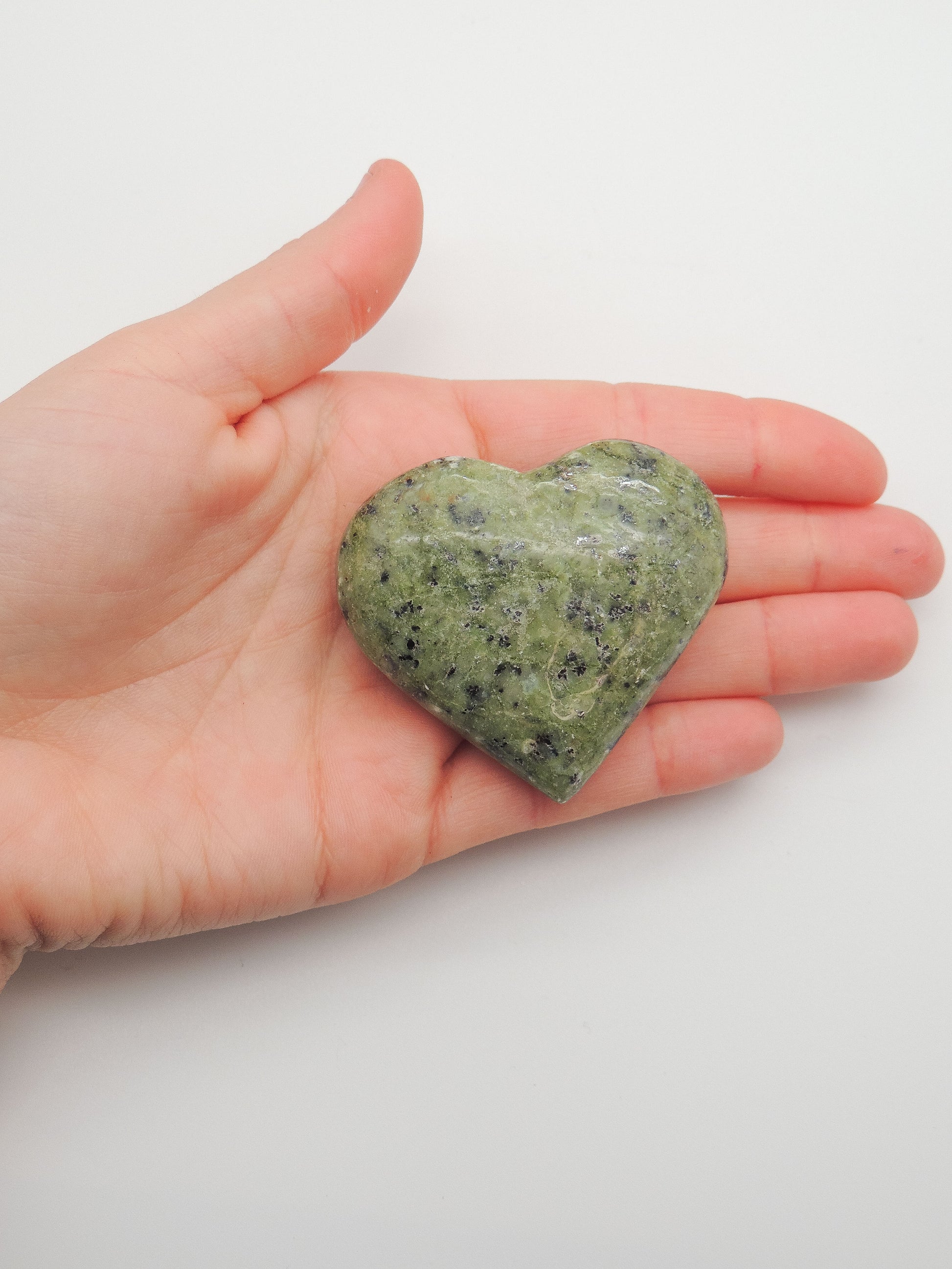 Serpentine Heart Carving #2 - Healerite - themoonclub.shop