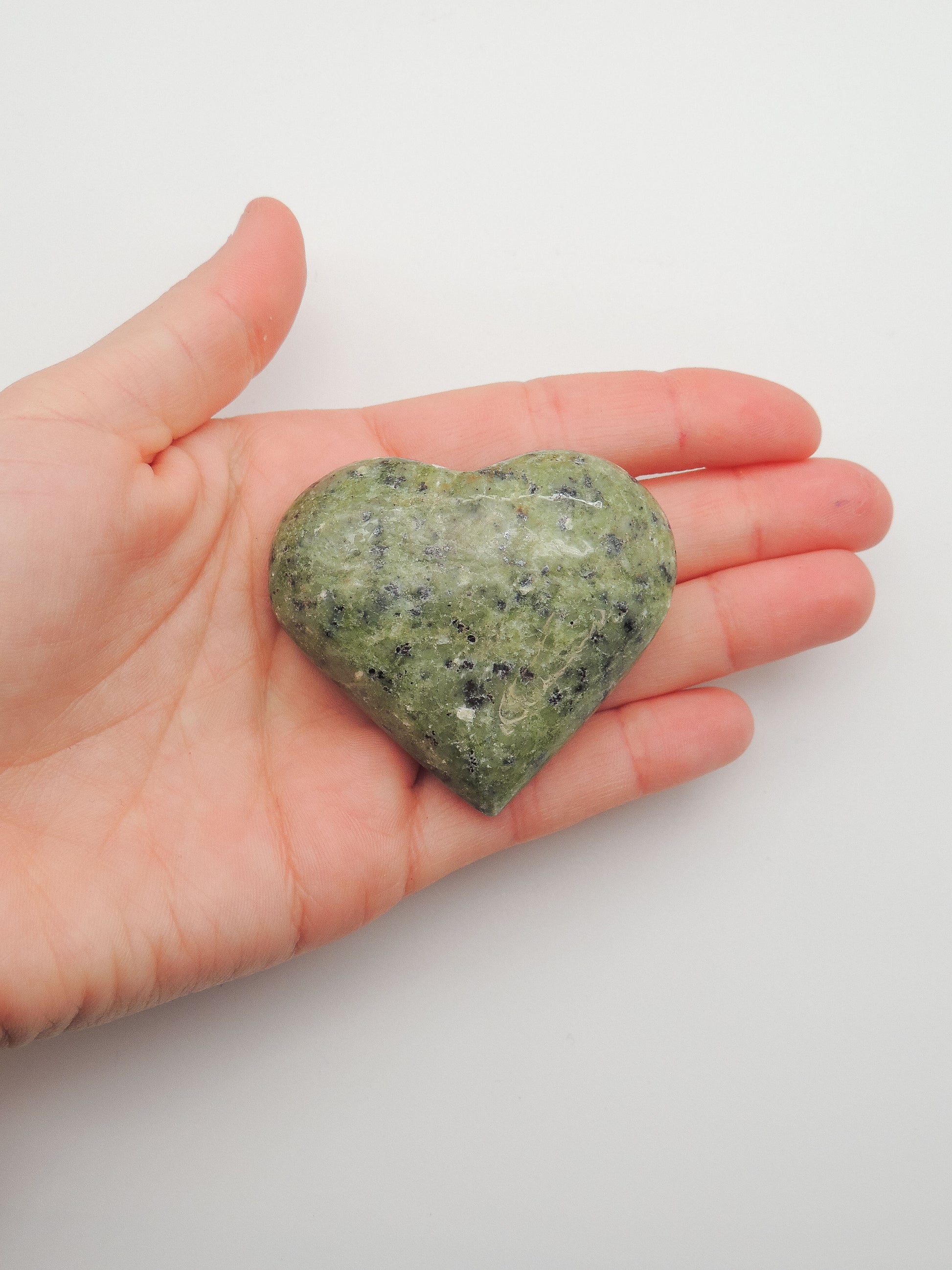 Serpentine Heart Carving #2 - Healerite - themoonclub.shop